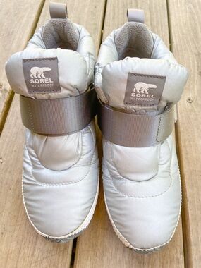 Sorel Waterproof Down Puffer Snow Boots Size 8.5 Silver Sneaker Boot EUC